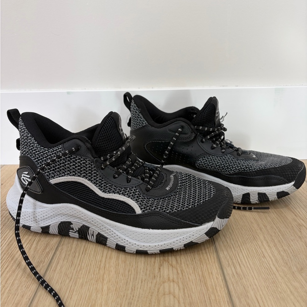 Under Armour Steph Curry Collection Black and Gray Sneakers. Size men’s 8 - Picture 3 of 7